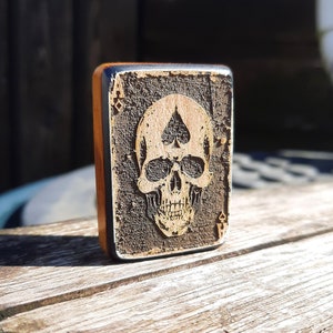 Piedra de bolsillo Edc en micarta Westinghouse de la década de 1970 con pátina envejecida / Tarjeta Ace of Spades Skull Grabado láser / Fidget de arte de bolsillo hecho a mano