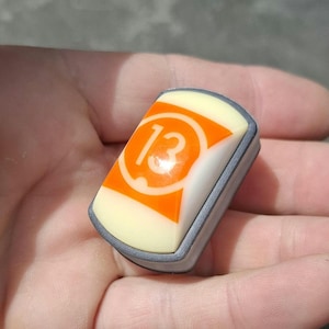 Deslizador antiestrés con incrustaciones de bola de billar retro n.° 13 en naranja y blanco, filamento que brilla en la oscuridad, juguete EDC háptico crujiente de 3 clics