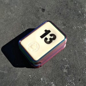 Deslizador antiestrés con incrustaciones de fichas de juego n.° 13, filamento que brilla en la oscuridad, juguete EDC háptico crujiente de 2 clics