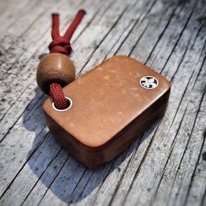 Classica pietra di preoccupazione EDC in carta micarta cheddar vintage / Perlina di micarta Westinghouse su paracord rosso e spilla Fleur-de-lis / Articolo unico