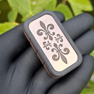 Deslizador antiestrés único con incrustaciones de cobre: acción deslizante crujiente con diseño de flor de lis; juguete antiestrés EDC; 3 clics; peso: 55 gramos.