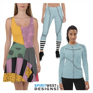Peut inclure: Un ensemble de trois vêtements avec un motif patchwork inspiré du personnage de Sally du film "L'Étrange Noël de monsieur Jack". L'ensemble comprend une robe, un legging et un t-shirt à manches longues. Les vêtements sont bleus, jaunes, roses, verts et noirs avec des coutures blanches.