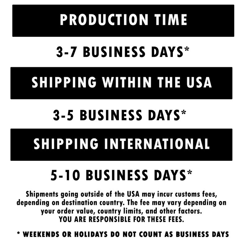 K&ouml;nnte beinhalten: Schwarzwei&szlig;grafik mit dem Text "Production Time", "3-7 Business Days*", "Shipping Within The USA", "3-5 Business Days*", "Shipping International", "5-10 Business Days*". Der Text enth&auml;lt auch "Sendungen au&szlig;erhalb der USA k&ouml;nnen Zollgeb&uuml;hren verursachen, abh&auml;ngig vom Zielland. Die Geb&uuml;hr kann je nach Bestellwert, L&auml;ndergrenzen und anderen Faktoren variieren. SIE SIND F&Uuml;R DIESE GEB&Uuml;HREN VERANTWORTLICH." und "* WOCHENENDEN ODER FEIERTAGE Z&Auml;HLEN NICHT ALS GESCH&Auml;FTSTAGE".
