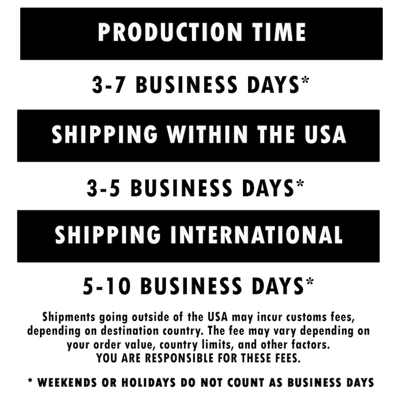 Op de afbeelding: Zwart-witte grafiek met de tekst "Production Time", "3-7 Business Days*", "Shipping Within The USA", "3-5 Business Days*", "Shipping International", "5-10 Business Days*". De tekst bevat ook "Zendingen buiten de VS kunnen douanekosten met zich meebrengen, afhankelijk van het land van bestemming. De kosten kunnen vari&euml;ren afhankelijk van de waarde van uw bestelling, landgrenzen en andere factoren. U BENT VERANTWOORDELIJK VOOR DEZE KOSTEN." en "* WEEKENDEN OF VAKANTIEDAGEN TELLEN NIET ALS ZAKELIJKE DAGEN".