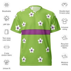 Puede incluir: Una camiseta verde con cuello en V con un estampado floral blanco y morado y una franja horizontal morada. Caracter&iacute;sticas: transpirable, UPF 50+, tejido el&aacute;stico en 2 direcciones, poli&eacute;ster reciclado, absorbe la humedad y unisex.