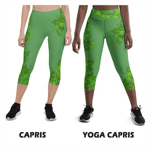 Puede incluir: Dos pares de leggings verdes capri con un patr&oacute;n de vid frondosa. Los leggings de la izquierda est&aacute;n etiquetados como "Capris" y los leggings de la derecha est&aacute;n etiquetados como "Yoga Capris".
