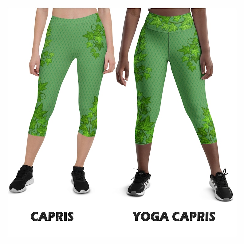Puede incluir: Dos pares de leggings verdes capri con un patr&oacute;n de vid frondosa. Los leggings de la izquierda est&aacute;n etiquetados como "Capris" y los leggings de la derecha est&aacute;n etiquetados como "Yoga Capris".