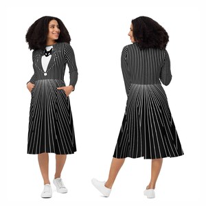 K&ouml;nnte beinhalten: Schwarz-wei&szlig; gestreiftes Kleid mit langen &Auml;rmeln und einem taillierten Oberteil. Das Kleid hat einen schwarz-wei&szlig;en Aufdruck eines Charakters mit Fliege auf der Vorderseite.