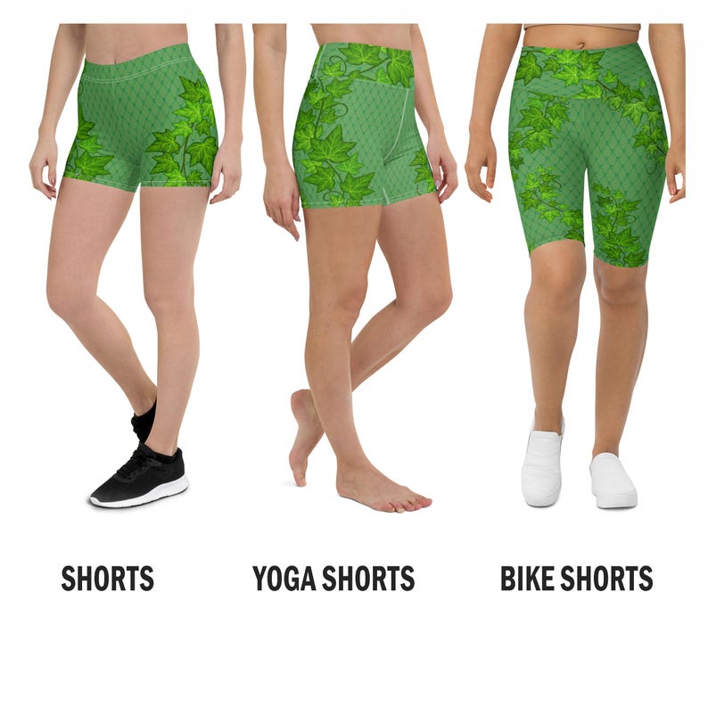 Puede incluir: Tres estilos diferentes de pantalones cortos deportivos verdes con un patr&oacute;n de vid frondosa. Los pantalones cortos se muestran en modelos que los llevan puestos. Los estilos est&aacute;n etiquetados como "Shorts", "Shorts de yoga" y "Shorts de ciclismo".