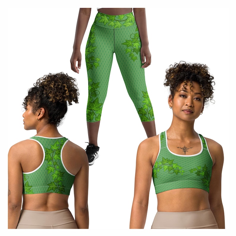 Puede incluir: Sujetador deportivo y leggings verdes con un patr&oacute;n de vid con hojas. Los leggings son cortos y el sujetador tiene un estilo de espalda de nadador.