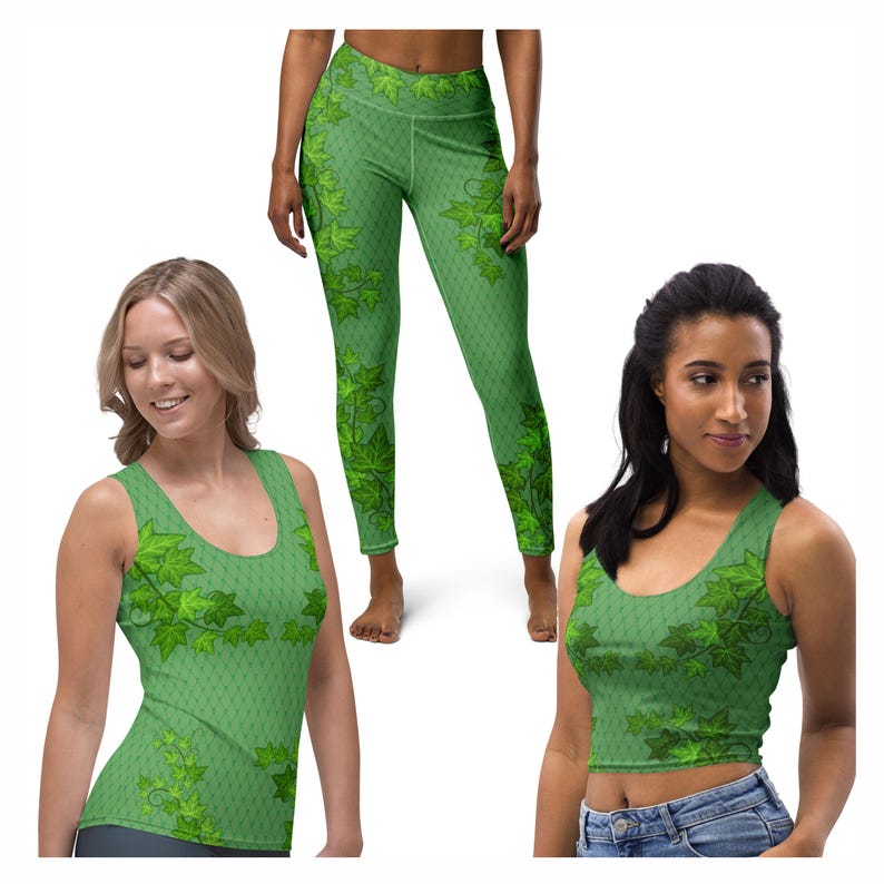 Puede incluir: Un conjunto de tres prendas de vestir con un estampado de hojas verdes y blancas. El conjunto incluye un top sin mangas, un top corto y leggings.