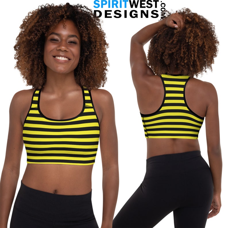Op de afbeelding: Een zwarte en gele gestreepte sportbeha met een racerback-stijl. De beha is gemaakt van een rekbare, comfortabele stof en is perfect voor het sporten of boodschappen doen.