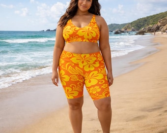 Könnte beinhalten: Zweiteiliges Activewear-Set mit orangefarbenem und gelbem Blumenmuster. Das Set besteht aus einem Sport-BH mit Rundhalsausschnitt und hoch taillierten Radlerhosen. Das Material ist dehnbar und figurbetont, geeignet für Strand oder Training.