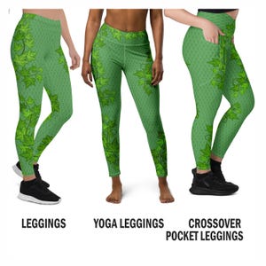 Puede incluir: Tres pares de leggings verdes con un patr&oacute;n de vid de hoja. Los leggings se muestran en tres modelos diferentes, cada uno con un estilo de leggings diferente. El primer par es un legging b&aacute;sico, el segundo par es un legging de yoga y el tercer par es un legging de bolsillo cruzado.