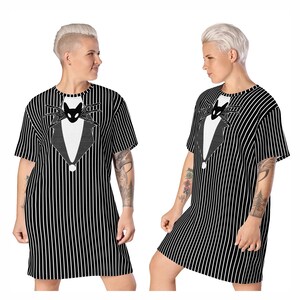 K&ouml;nnte beinhalten: Schwarz-wei&szlig; gestreiftes T-Shirt-Kleid mit einem wei&szlig;en Smoking-Motiv, das einen schwarzen Katzenkopf mit Fliege zeigt. Das Motiv hat den Text "This is Halloween" auf der Fliege.