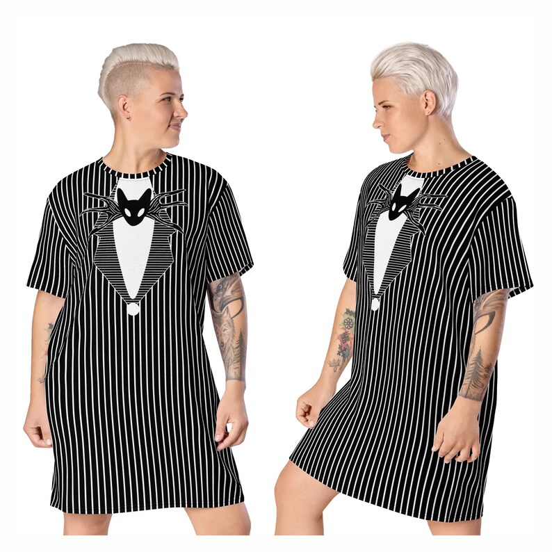 K&ouml;nnte beinhalten: Schwarz-wei&szlig; gestreiftes T-Shirt-Kleid mit einem wei&szlig;en Smoking-Motiv, das einen schwarzen Katzenkopf mit Fliege zeigt. Das Motiv hat den Text "This is Halloween" auf der Fliege.