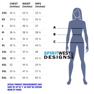 Puede incluir: Una tabla de tallas con medidas de pecho, cintura y cadera en pulgadas, que van desde 2XS hasta 6XL. Una silueta azul de una persona est&aacute; a la derecha, con puntos de medici&oacute;n etiquetados. El logotipo de Spirit West Designs es visible.