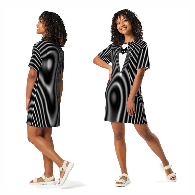 K&ouml;nnte beinhalten: Schwarz-wei&szlig; gestreiftes T-Shirt-Kleid mit einem Aufdruck von Jack Skellington aus Nightmare Before Christmas, der einen Smoking tr&auml;gt. Das Kleid hat kurze &Auml;rmel und eine lockere Passform.