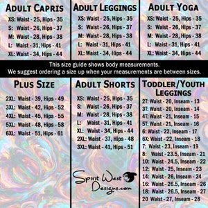 Op de afbeelding: Maattabel voor leggings, capris, shorts en yogabroeken voor volwassenen en peuters. De tabel toont de taille- en heupmaten in inches voor volwassenen en de taille- en binnenbeenmaten in inches voor peuters. De tabel bevat ook plusmaten voor volwassenen.