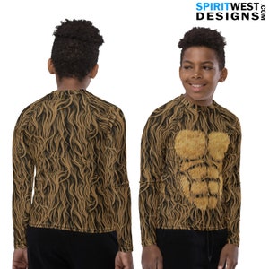 Op de afbeelding: Een shirt met lange mouwen met een bruin en gouden harig patroon. De voorkant van het shirt heeft een bruin en gouden harig patroon met een borstspierontwerp.