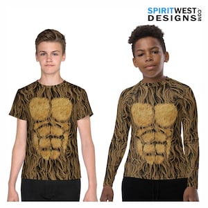 Op de afbeelding: Twee kinderen dragen shirts met lange en korte mouwen met een bedrukt ontwerp van een harige, gespierde borst. De shirts zijn bruin en zwart met een patroon van bont en spierdefinitie.