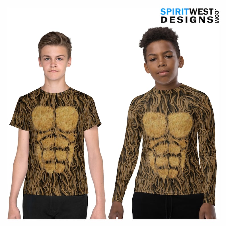 Op de afbeelding: Twee kinderen dragen shirts met lange en korte mouwen met een bedrukt ontwerp van een harige, gespierde borst. De shirts zijn bruin en zwart met een patroon van bont en spierdefinitie.