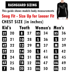 Op de afbeelding: Een tabel met rashguard-maten in inches voor kinderen, jongeren, vrouwen en mannen. De tabel bevat maten van 2T tot 7, van 8 tot 20, van XS tot 3XL en van XS tot 3XL. De tabel bevat ook de overeenkomstige borstmaten voor elke maat.