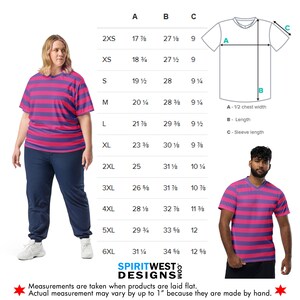 Puede incluir: Una persona lleva una camiseta de rayas rosas y moradas y un pantal&oacute;n deportivo azul marino. Una segunda persona lleva una camisa similar. La imagen incluye una tabla de tallas y el texto "SPIRITWEST DESIGNS".