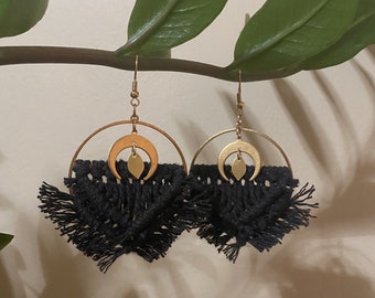 Pendientes negros de Macrame y latón redondo Crescent