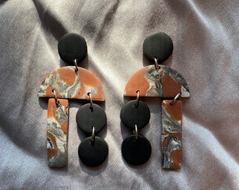 Pendientes de arcilla semicircular negra y marrón