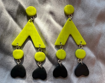 Chartreuse y pendientes de arcilla negra colgados hechos a mano