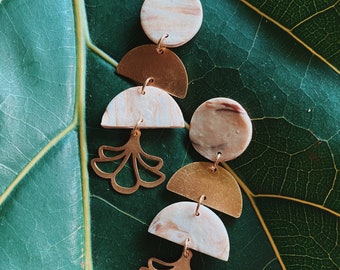 Pendientes de arcilla remolino marrón y blanco