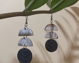 Pendientes de arcilla Chevron giratorios de plata