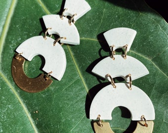 Pendientes de arcilla de guijarros blancos de semicírculo