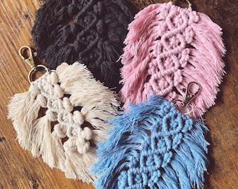 Llavero de plumas macrame