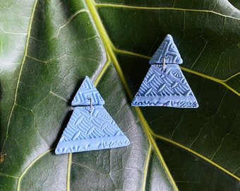 Pendientes de perno de arcilla hecho a mano con textura triangular