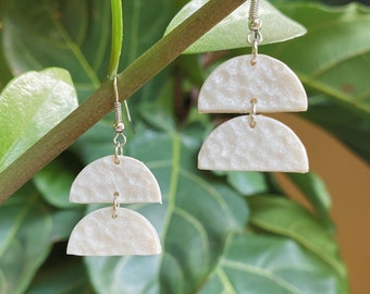 Pendientes de semicírculo martillado blanco