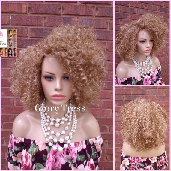 Perruque années 50 blonde, courte, coiffée et volumineuse