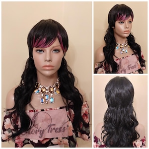 Puede incluir: Una peluca negra con reflejos rosas y ondas sueltas. La peluca está peinada con raya lateral y flequillo. La peluca la lleva puesta un maniquí con una blusa de estampado floral y un collar de joyas.