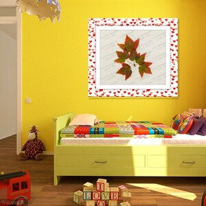 K&ouml;nnte beinhalten: Ein gelbes Kinderzimmer mit einem gr&uuml;nen Bett, einem roten Spielzeuglaster und einem gerahmten Bild von Herbstbl&auml;ttern mit einem roten Herzrand. Das Bild h&auml;ngt an einer gelben Wand. Auf dem Boden liegen auch einige bunte Bl&ouml;cke.