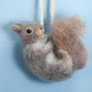 Adorno de ardilla gris de fieltro con aguja, decoración de bosque, regalo para amantes de los animales