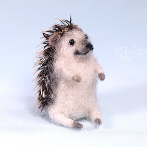 Felted hedgehog, figurine hedgehog, wool toy hedgie, hedgehog gift, small felted hedgie