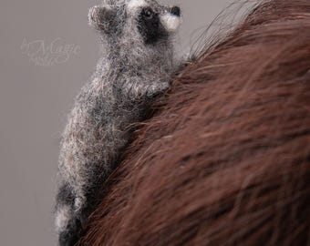 Haarclip met naaldvilten wasbeer, cadeau voor wasbeerliefhebber