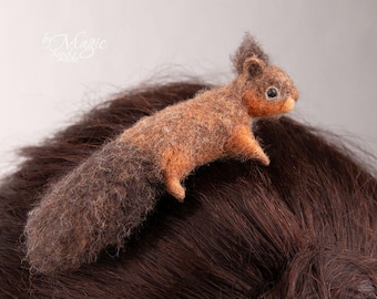 Presilha de cabelo com um esquilo vermelho feito em feltro agulhado.