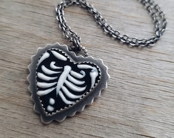 Brustkorb Anhänger // MADE TO ORDER Porzellan Anhänger. Skelett Halskette. Valentinstag Halskette aus Sterling Silber.