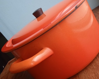 Casseruola vintage francese smaltata: pentola per stufati di colore arancione brillante.