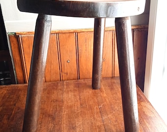 Vintage Französischer Holzmelkhocker: Handgefertigter Eichenhocker Qualität Bauernhausdekor.