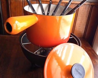 Juego de fondue de hierro fundido Le Creuset vintage francés: Fabricación de calidad que incluye 6 tenedores originales.