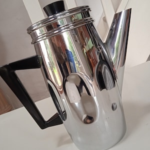 Élégante cafetière vintage en acier inoxydable sur la cuisinière