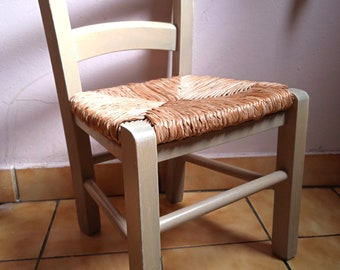 Chaise d'enfant française vintage, chaise de poupée, belle chaise de chambre de bébé française, cadre en bois avec siège en jonc, chaise d'enfant solide, salle de jeux, décor rustique